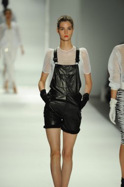 model, milly tarafından michelle smith defile