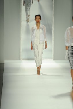 model, milly tarafından michelle smith defile