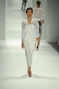 model, milly tarafından michelle smith defile