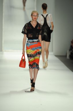 model, milly tarafından michelle smith defile