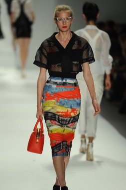 model, milly tarafından michelle smith defile