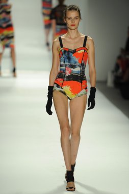 model, milly tarafından michelle smith defile