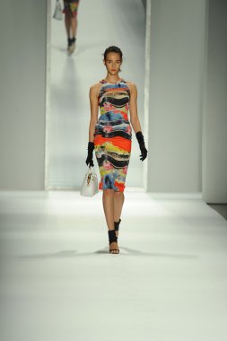 model, milly tarafından michelle smith defile