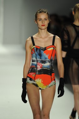 model, milly tarafından michelle smith defile