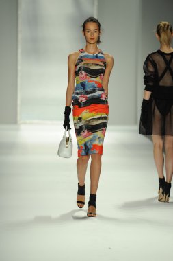 model, milly tarafından michelle smith defile