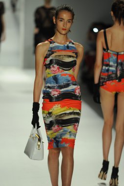 model, milly tarafından michelle smith defile