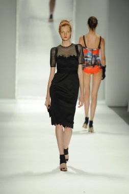 model, milly tarafından michelle smith defile