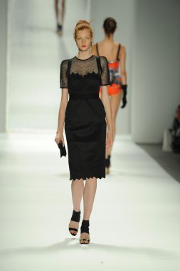 model, milly tarafından michelle smith defile