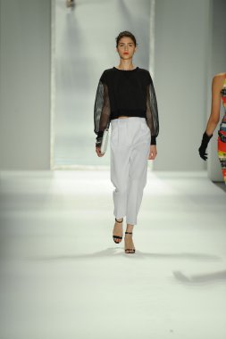 model, milly tarafından michelle smith defile