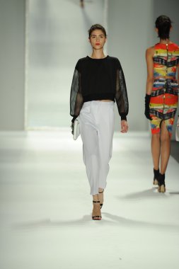 model, milly tarafından michelle smith defile