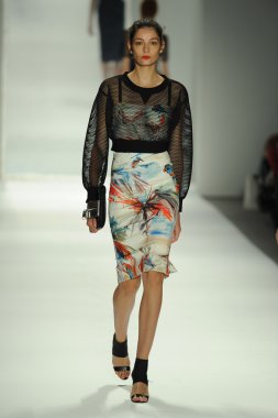 model, milly tarafından michelle smith defile