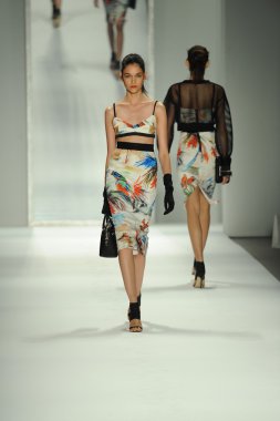 model, milly tarafından michelle smith defile