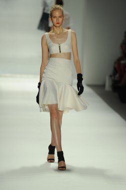 model, milly tarafından michelle smith defile