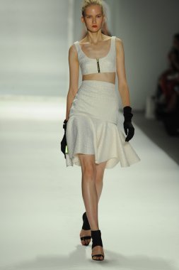 model, milly tarafından michelle smith defile