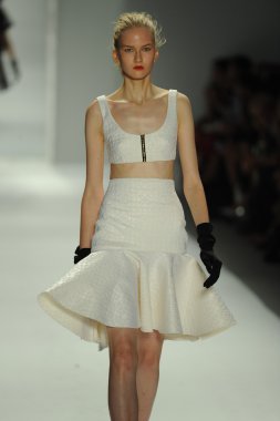 model, milly tarafından michelle smith defile