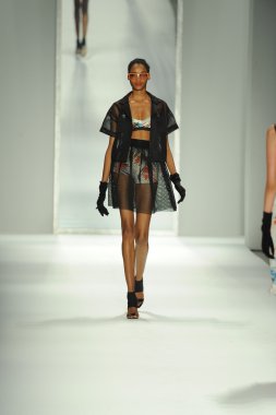 model, milly tarafından michelle smith defile