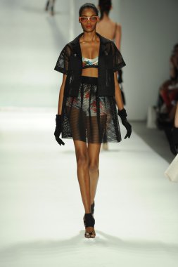 model, milly tarafından michelle smith defile
