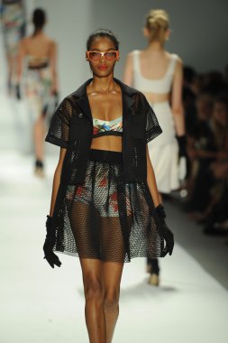 model, milly tarafından michelle smith defile