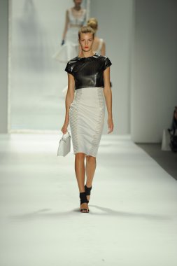 model, milly tarafından michelle smith defile