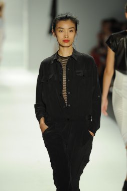 model, milly tarafından michelle smith defile