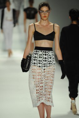 model, milly tarafından michelle smith defile