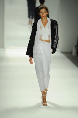 model, milly tarafından michelle smith defile
