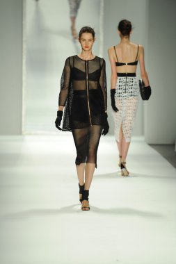 model, milly tarafından michelle smith defile
