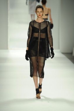 model, milly tarafından michelle smith defile