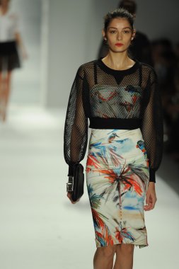 model, milly tarafından michelle smith defile