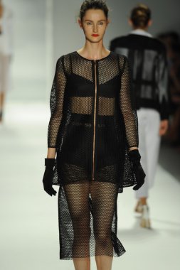 model, milly tarafından michelle smith defile