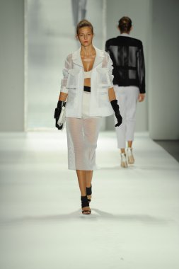 model, milly tarafından michelle smith defile