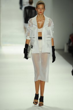 model, milly tarafından michelle smith defile