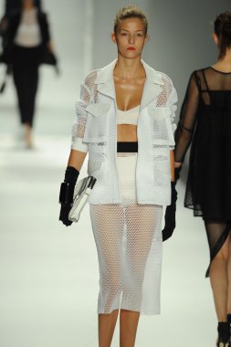 model, milly tarafından michelle smith defile