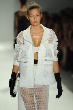 model, milly tarafından michelle smith defile