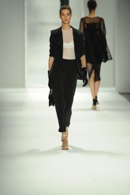 model, milly tarafından michelle smith defile