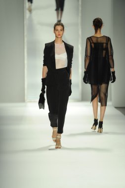 model, milly tarafından michelle smith defile