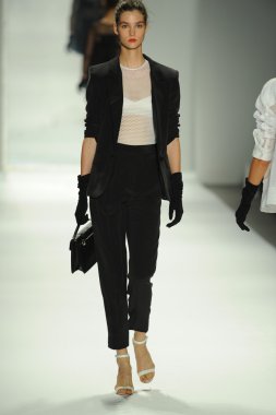 model, milly tarafından michelle smith defile