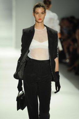 model, milly tarafından michelle smith defile