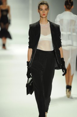 model, milly tarafından michelle smith defile