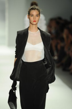 model, milly tarafından michelle smith defile