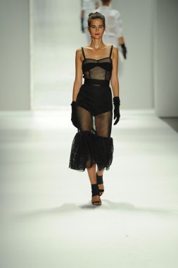 model, milly tarafından michelle smith defile