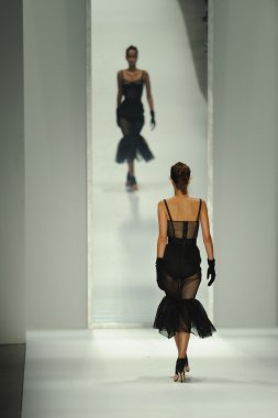 model, milly tarafından michelle smith defile