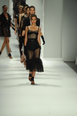 modeller, milly tarafından michelle smith defile