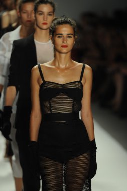 modeller, milly tarafından michelle smith defile