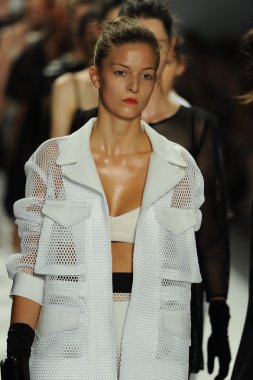 modeller, milly tarafından michelle smith defile