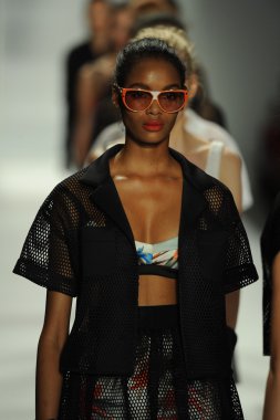 modeller, milly tarafından michelle smith defile