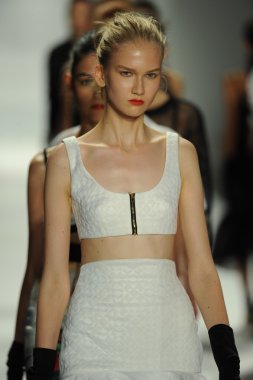 modeller, milly tarafından michelle smith defile