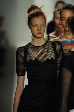 modeller, milly tarafından michelle smith defile