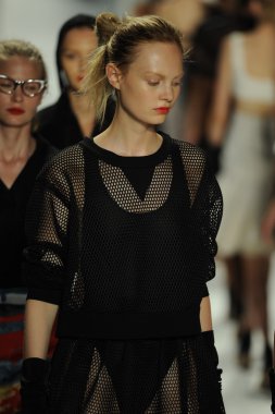 modeller, milly tarafından michelle smith defile