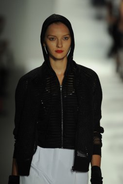modeller, milly tarafından michelle smith defile